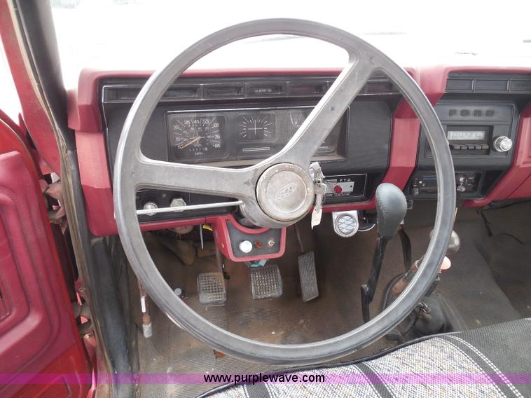 image for item I3420 1981 Ford F800 winch truck