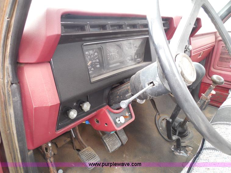 image for item I3420 1981 Ford F800 winch truck