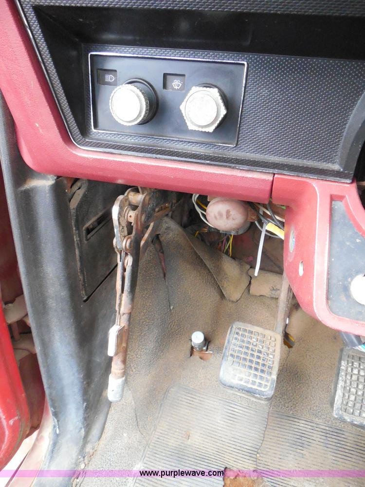 image for item I3420 1981 Ford F800 winch truck