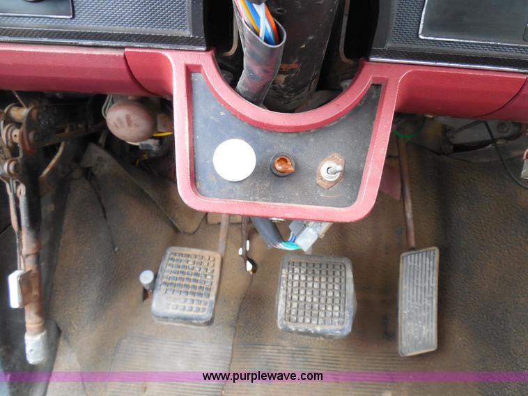 image for item I3420 1981 Ford F800 winch truck