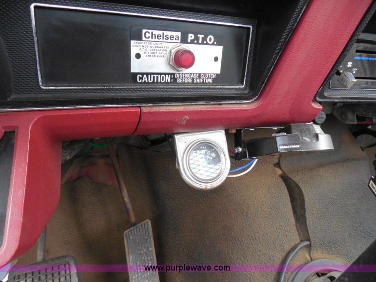 image for item I3420 1981 Ford F800 winch truck