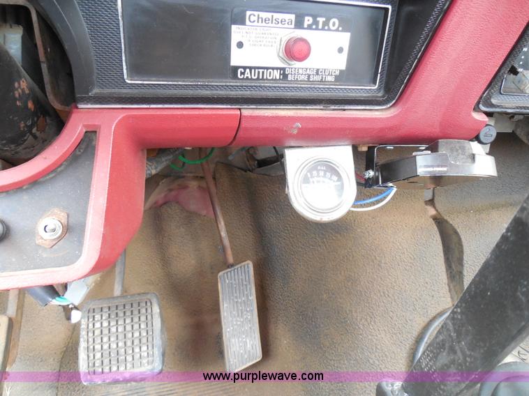 image for item I3420 1981 Ford F800 winch truck