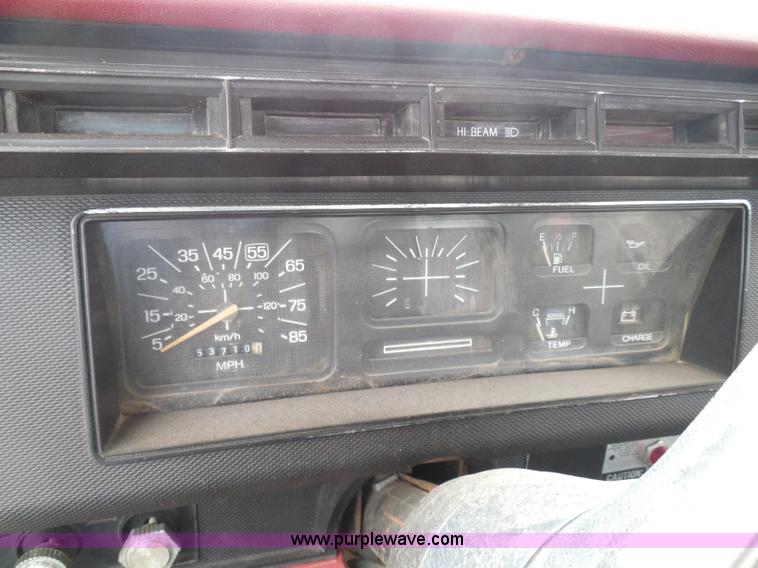 image for item I3420 1981 Ford F800 winch truck