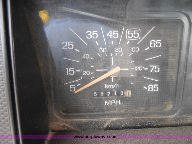 image for item I3420 1981 Ford F800 winch truck