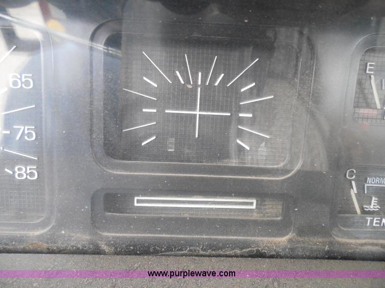 image for item I3420 1981 Ford F800 winch truck