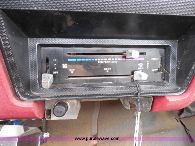 image for item I3420 1981 Ford F800 winch truck