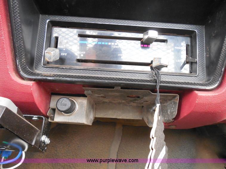 image for item I3420 1981 Ford F800 winch truck