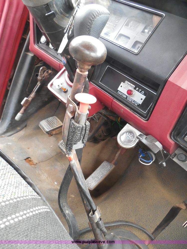 image for item I3420 1981 Ford F800 winch truck