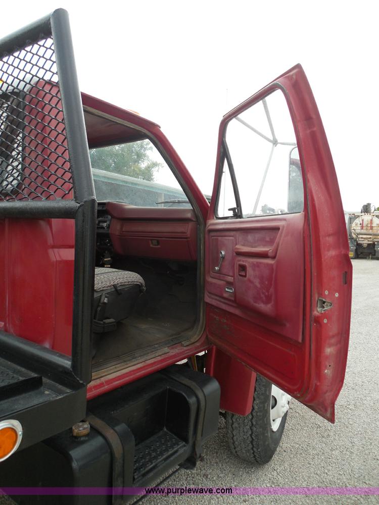 image for item I3420 1981 Ford F800 winch truck