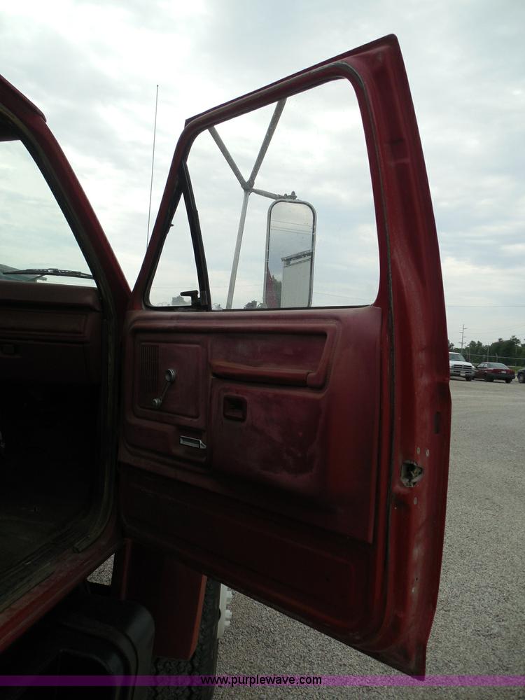 image for item I3420 1981 Ford F800 winch truck