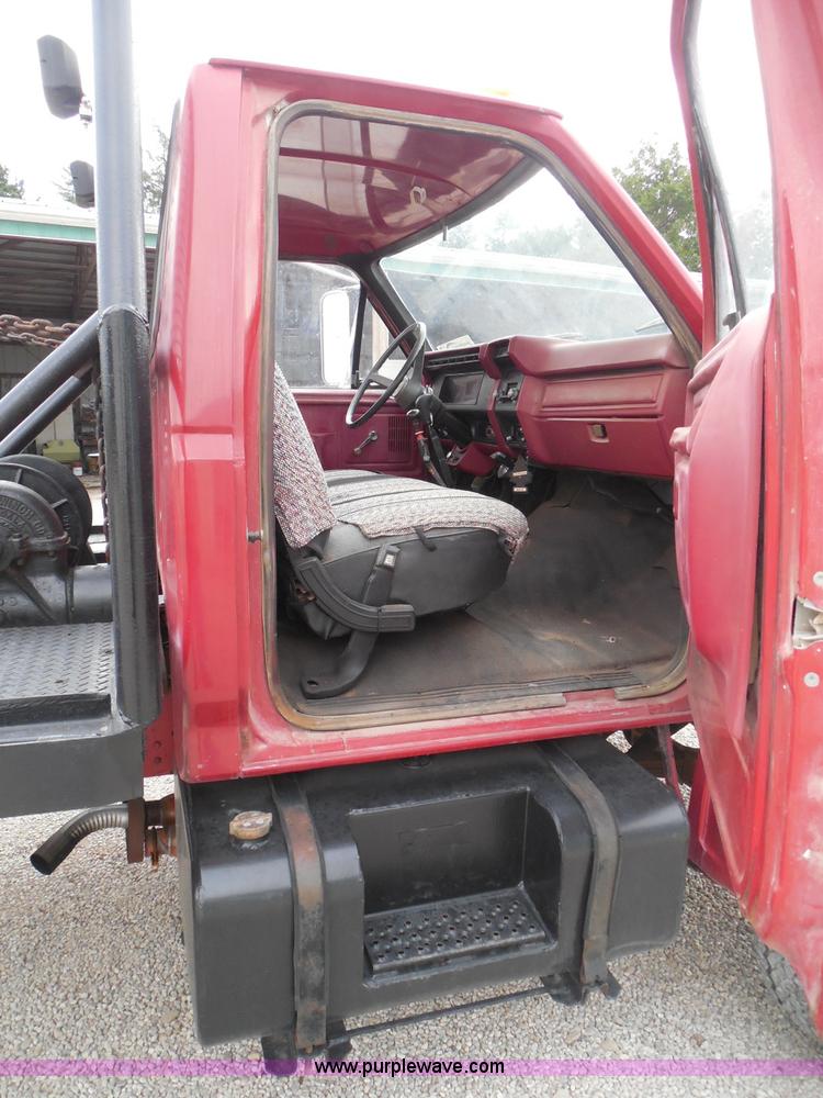 image for item I3420 1981 Ford F800 winch truck