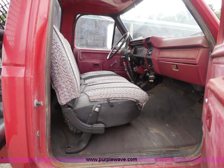image for item I3420 1981 Ford F800 winch truck