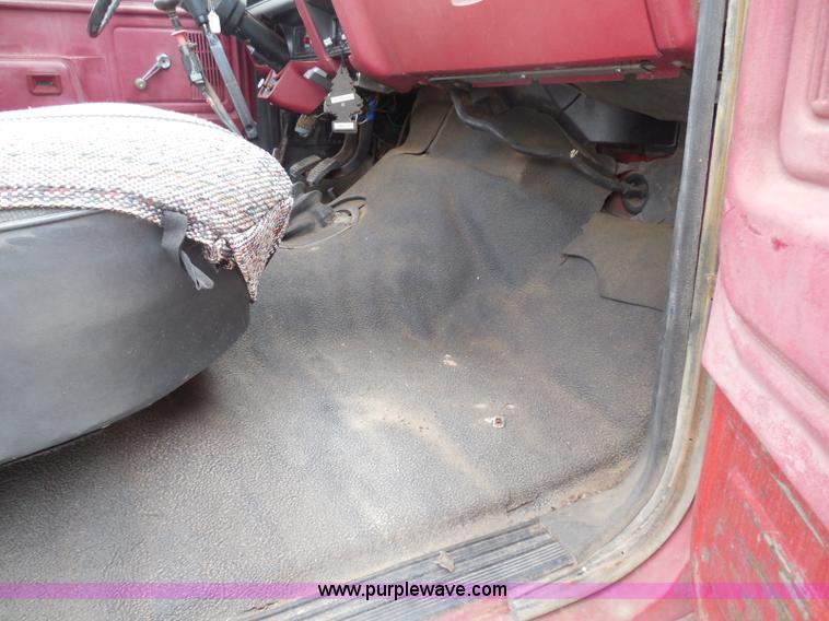 image for item I3420 1981 Ford F800 winch truck