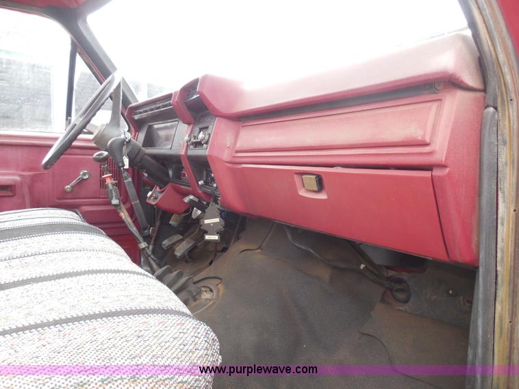 image for item I3420 1981 Ford F800 winch truck