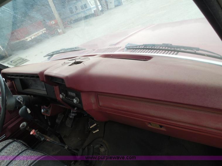 image for item I3420 1981 Ford F800 winch truck