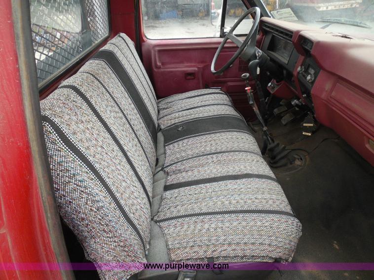 image for item I3420 1981 Ford F800 winch truck