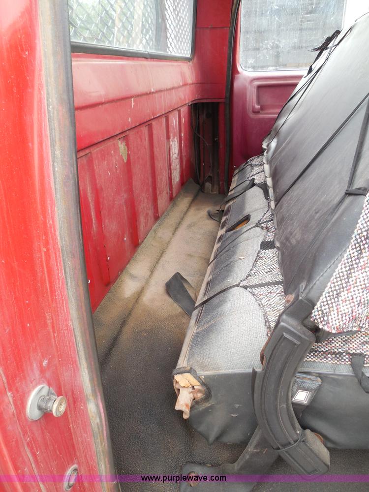 image for item I3420 1981 Ford F800 winch truck