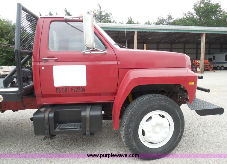 image for item I3420 1981 Ford F800 winch truck