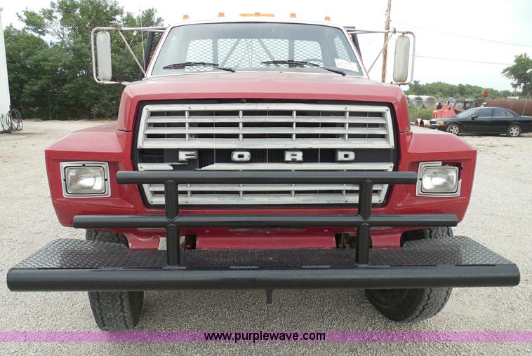 image for item I3420 1981 Ford F800 winch truck