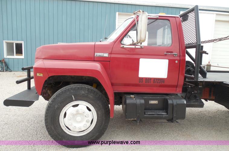 image for item I3420 1981 Ford F800 winch truck