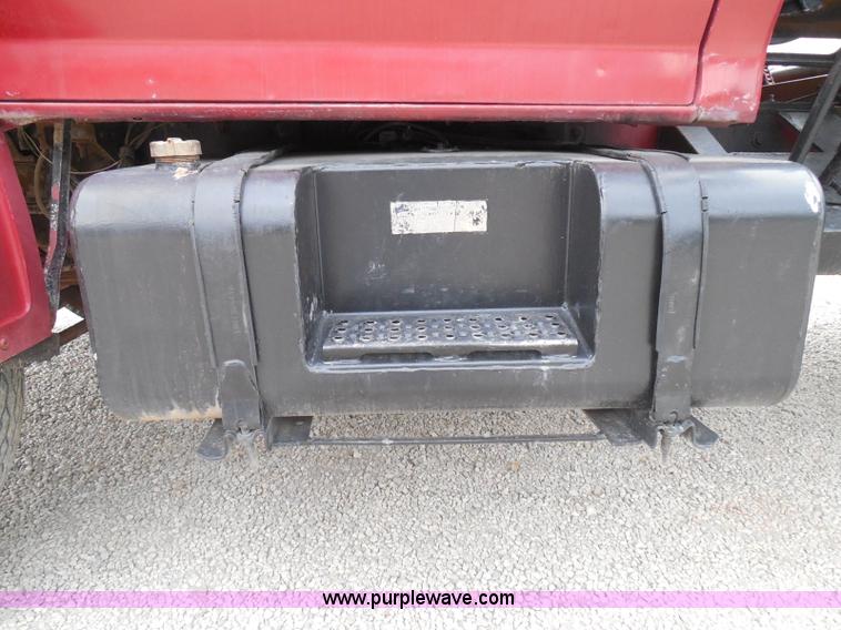 image for item I3420 1981 Ford F800 winch truck