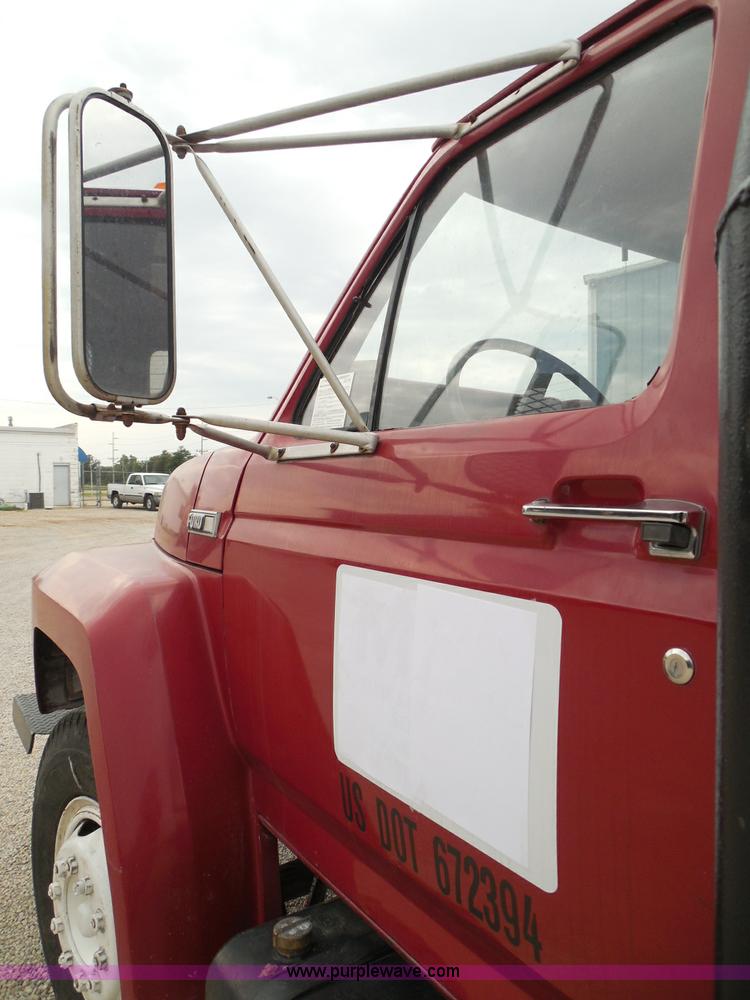 image for item I3420 1981 Ford F800 winch truck