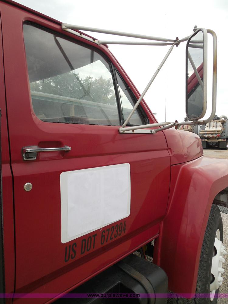 image for item I3420 1981 Ford F800 winch truck