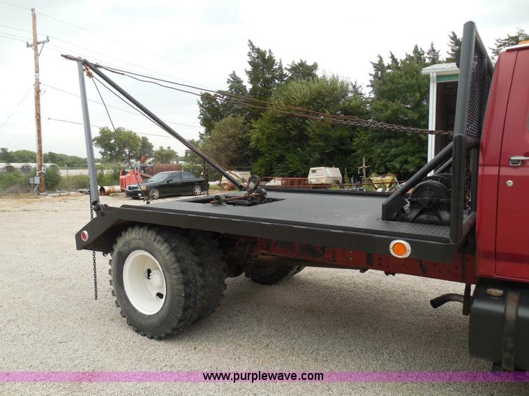 image for item I3420 1981 Ford F800 winch truck