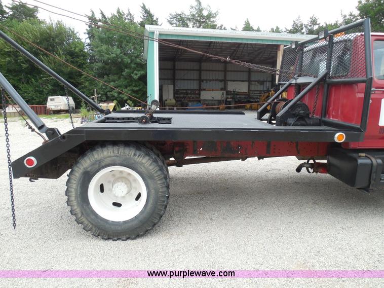 image for item I3420 1981 Ford F800 winch truck
