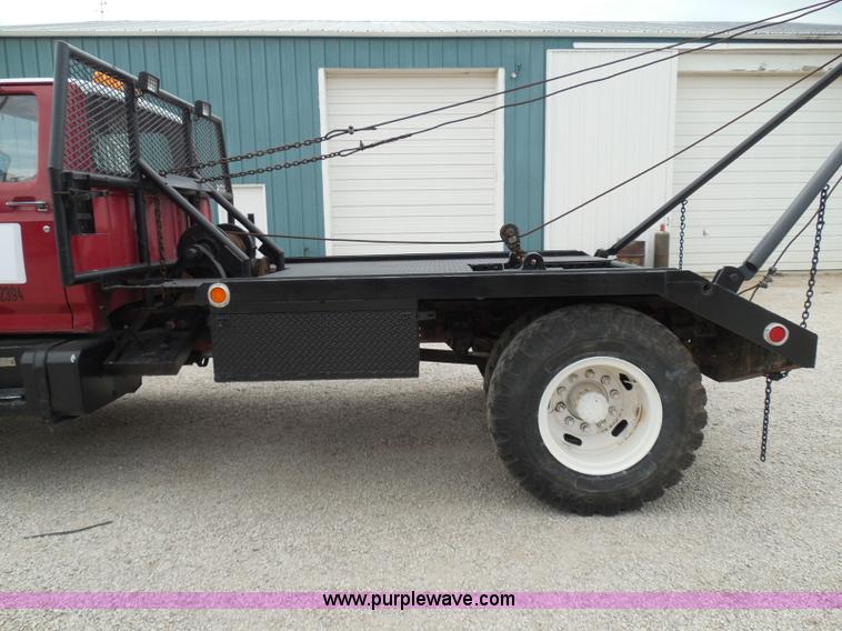 image for item I3420 1981 Ford F800 winch truck