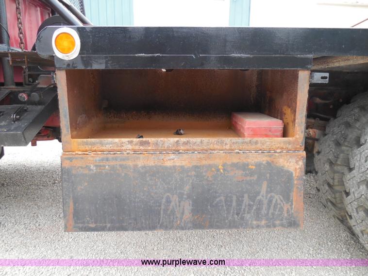 image for item I3420 1981 Ford F800 winch truck