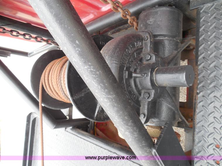 image for item I3420 1981 Ford F800 winch truck