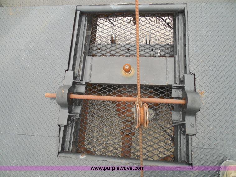 image for item I3420 1981 Ford F800 winch truck