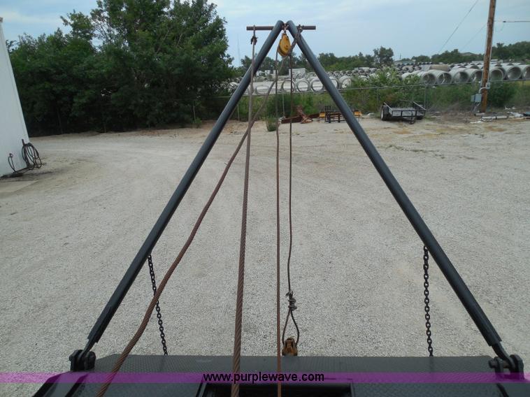 image for item I3420 1981 Ford F800 winch truck