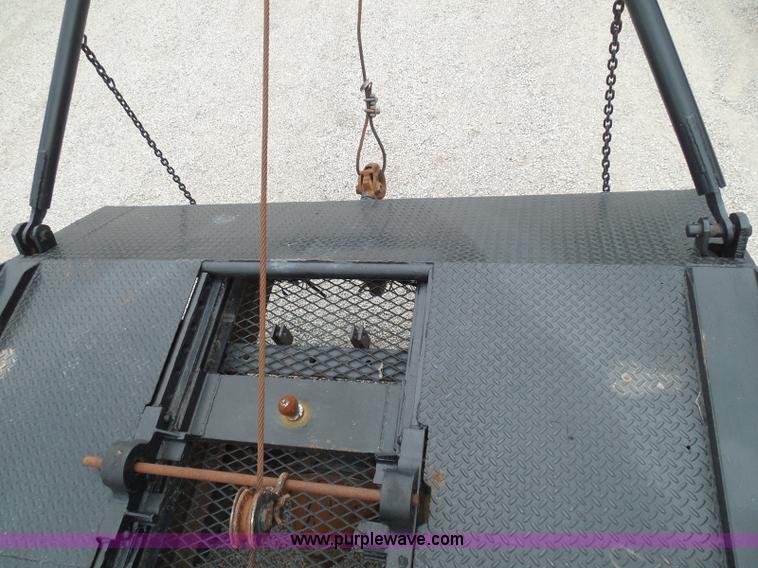 image for item I3420 1981 Ford F800 winch truck