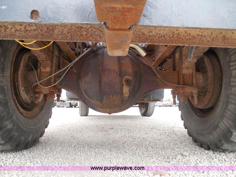 image for item I3420 1981 Ford F800 winch truck