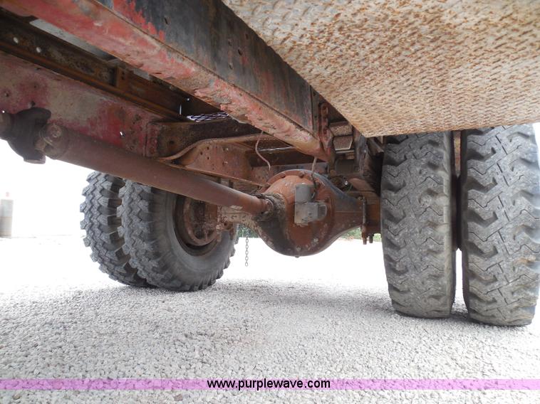 image for item I3420 1981 Ford F800 winch truck