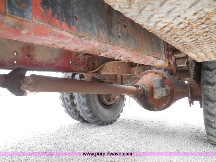 image for item I3420 1981 Ford F800 winch truck