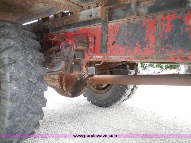 image for item I3420 1981 Ford F800 winch truck