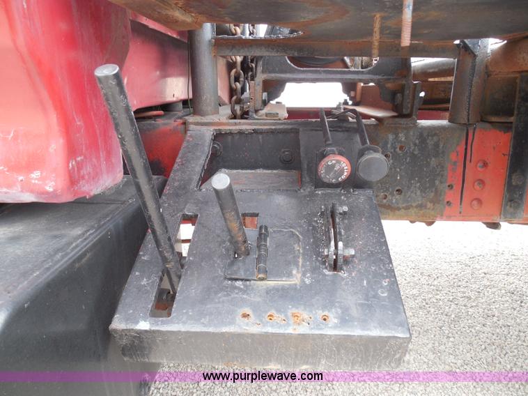 image for item I3420 1981 Ford F800 winch truck