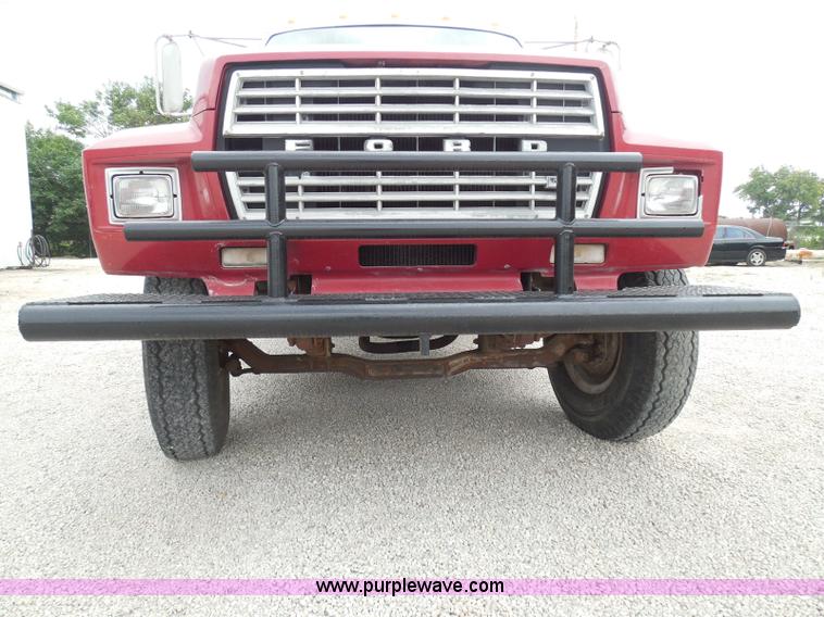 image for item I3420 1981 Ford F800 winch truck