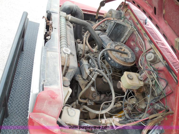 image for item I3420 1981 Ford F800 winch truck