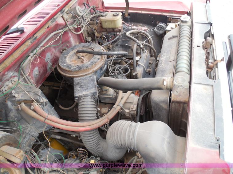 image for item I3420 1981 Ford F800 winch truck