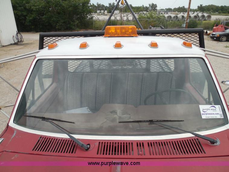 image for item I3420 1981 Ford F800 winch truck