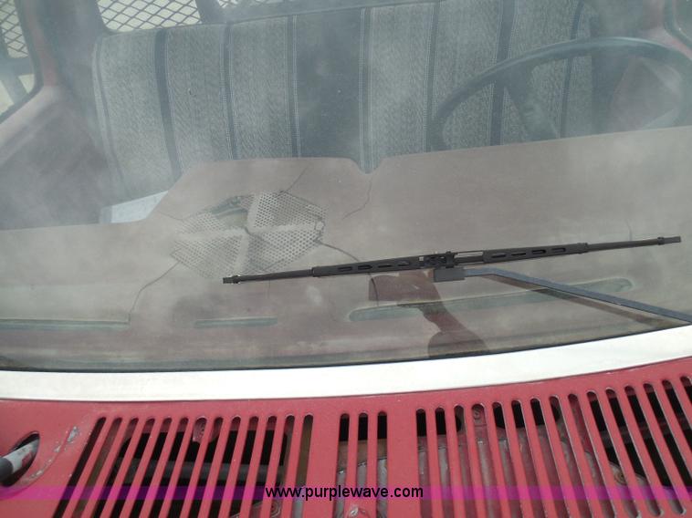 image for item I3420 1981 Ford F800 winch truck