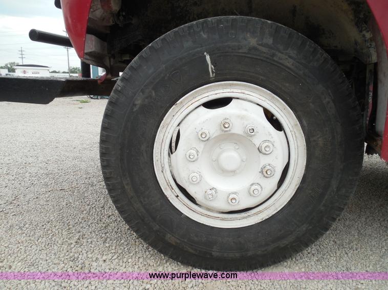 image for item I3420 1981 Ford F800 winch truck