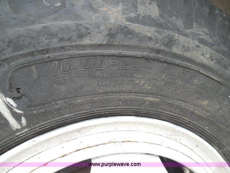 image for item I3420 1981 Ford F800 winch truck