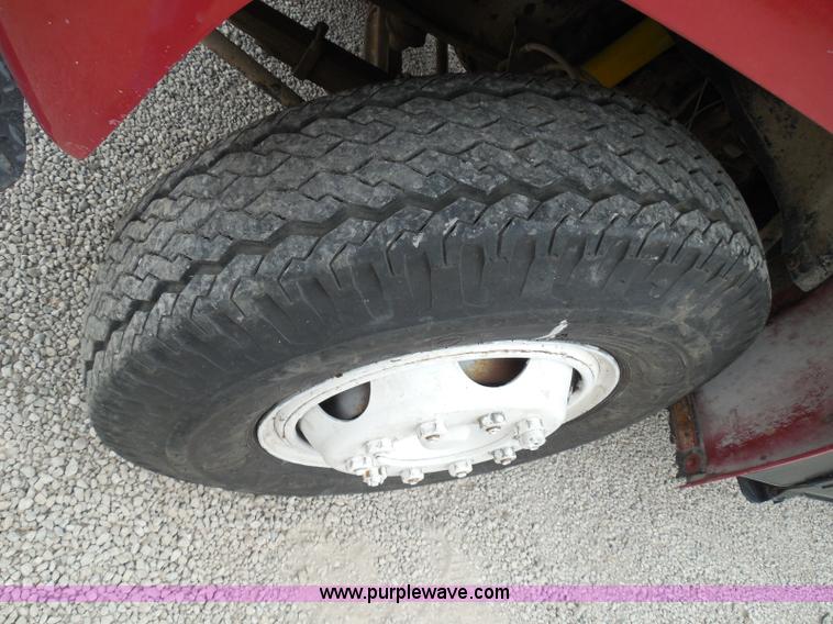 image for item I3420 1981 Ford F800 winch truck