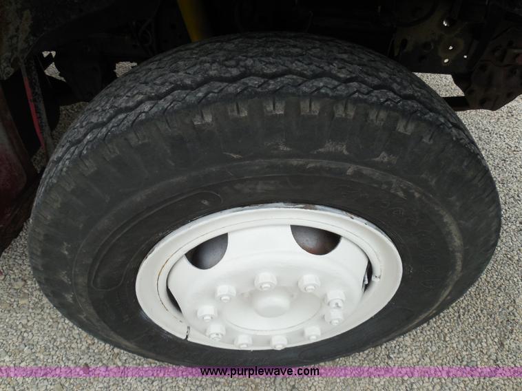 image for item I3420 1981 Ford F800 winch truck