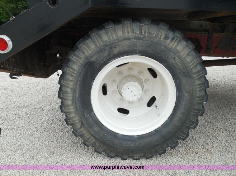 image for item I3420 1981 Ford F800 winch truck